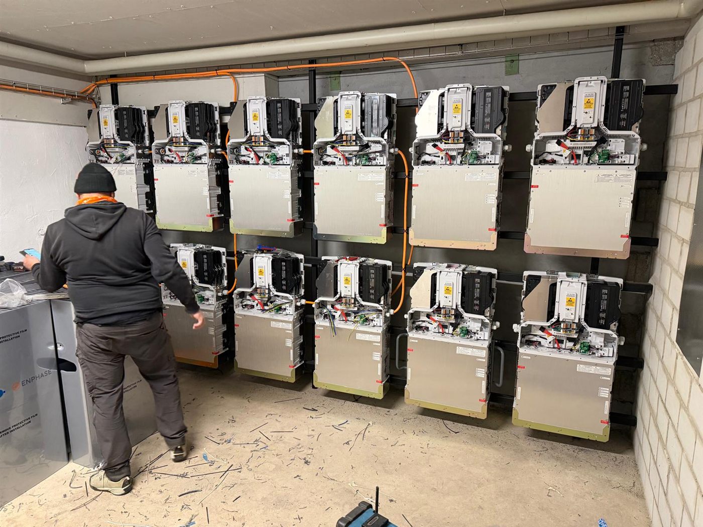 PVT Schweiz – Montage Enphase Batteriespeicher Gewerbe